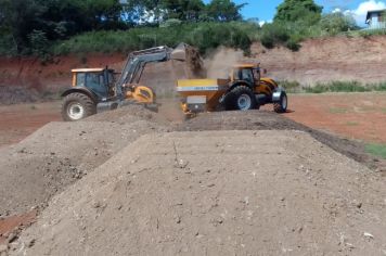 DISTRIBUIÇÃO DE ADUBO PARA COLOCAÇÃO DE GRAMA NO CAMPO DE FUTEBOL EM MIRAGUAÍ