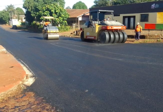 EMPREITEIRA CONCLUI PAVIMENTAÇÃO NO DISTRITO DE TRONQUEIRAS,  OBRA COM RECURSOS PRÓPRIOS DO MUNICÍPIO DE MIRAGUAÍ