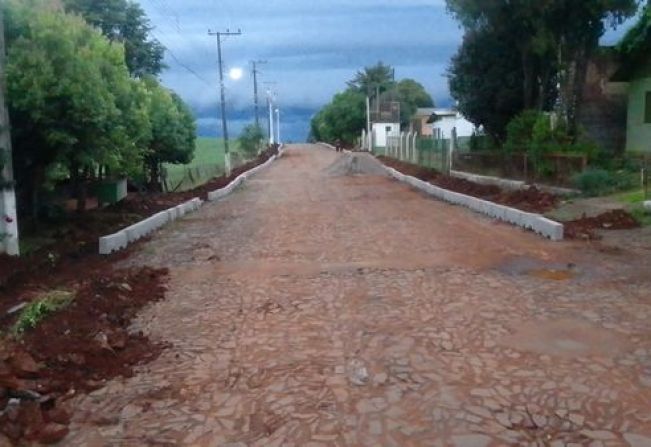 PAVIMENTAÇÃO ASFÁLTICA EM RUA DO DISTRITO DE TRONQUEIRAS